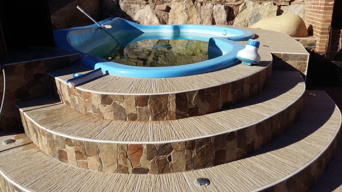 Piscina y escalones