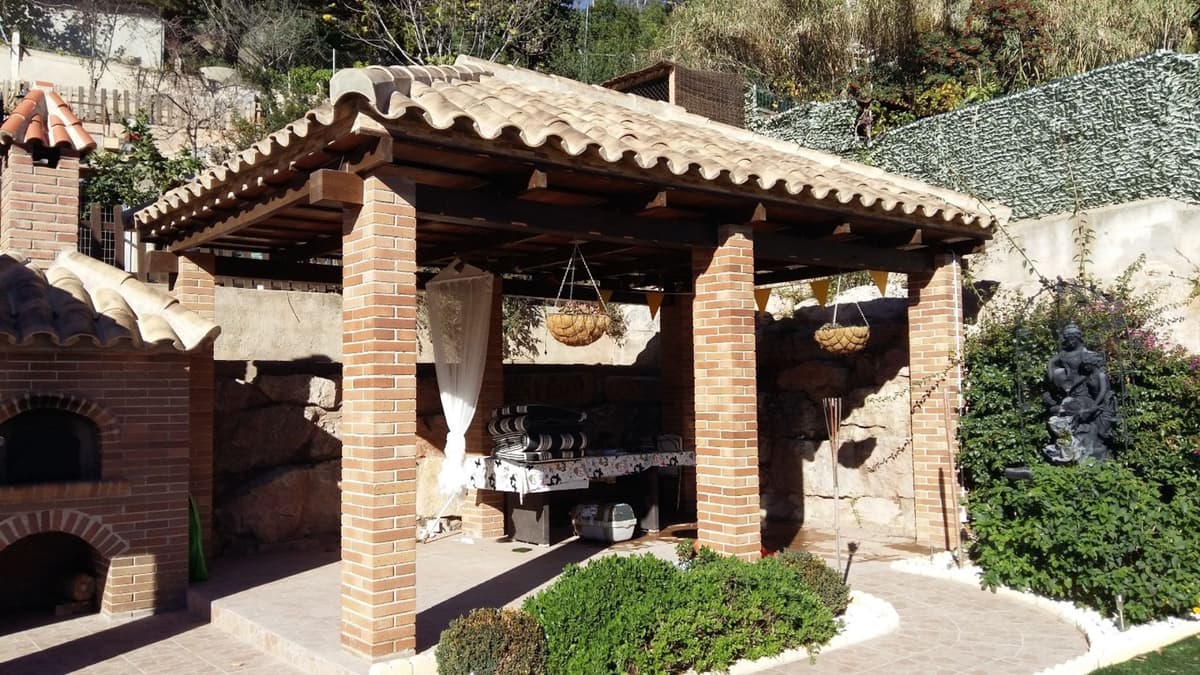 Pergola ladrillo y madera